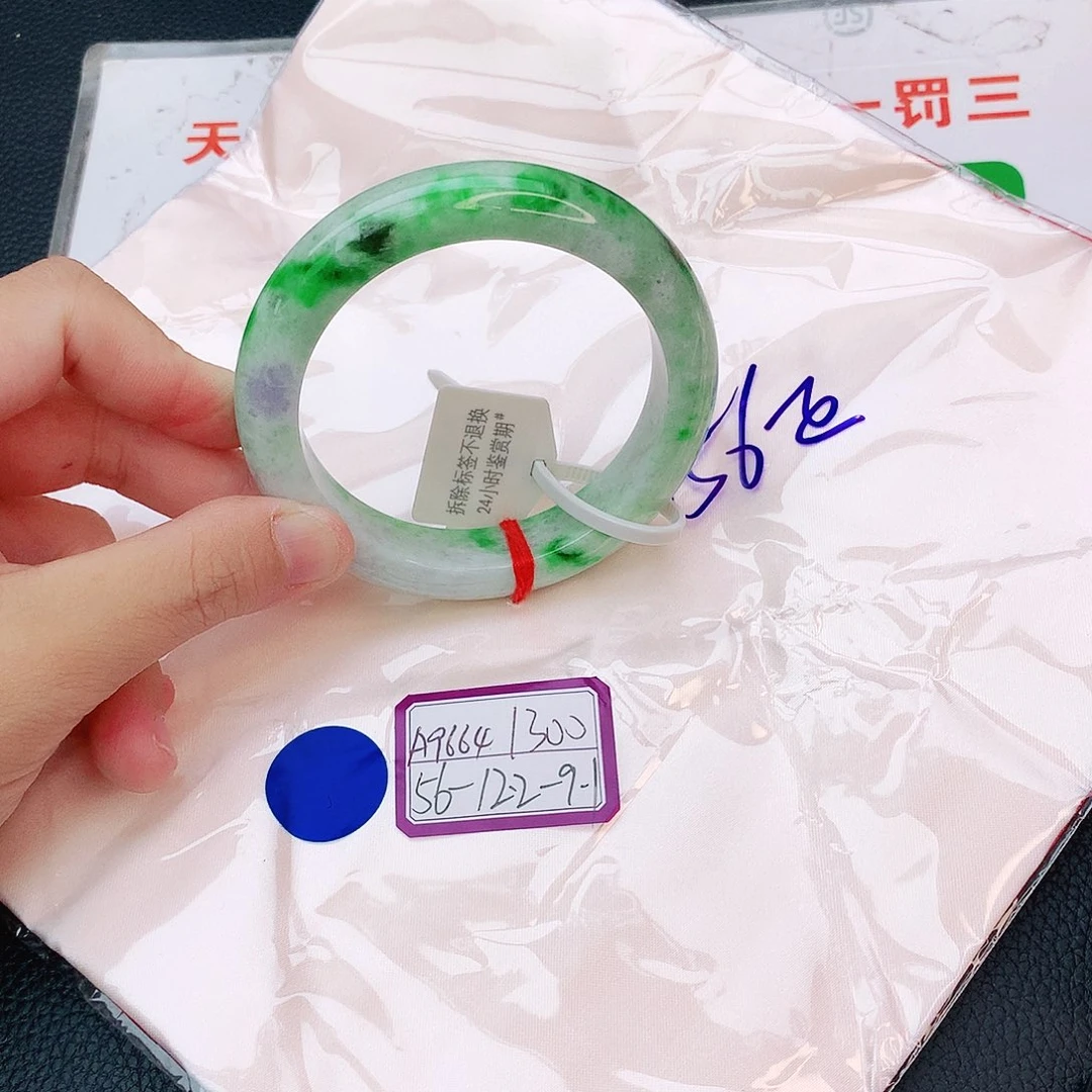 翡翠手镯未镶嵌我