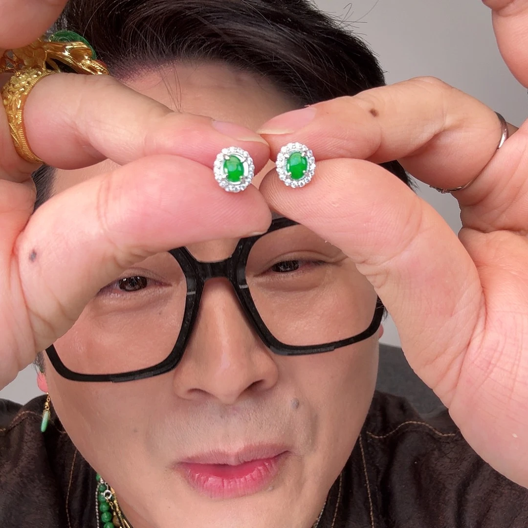 翡翠未镶嵌颈饰一对