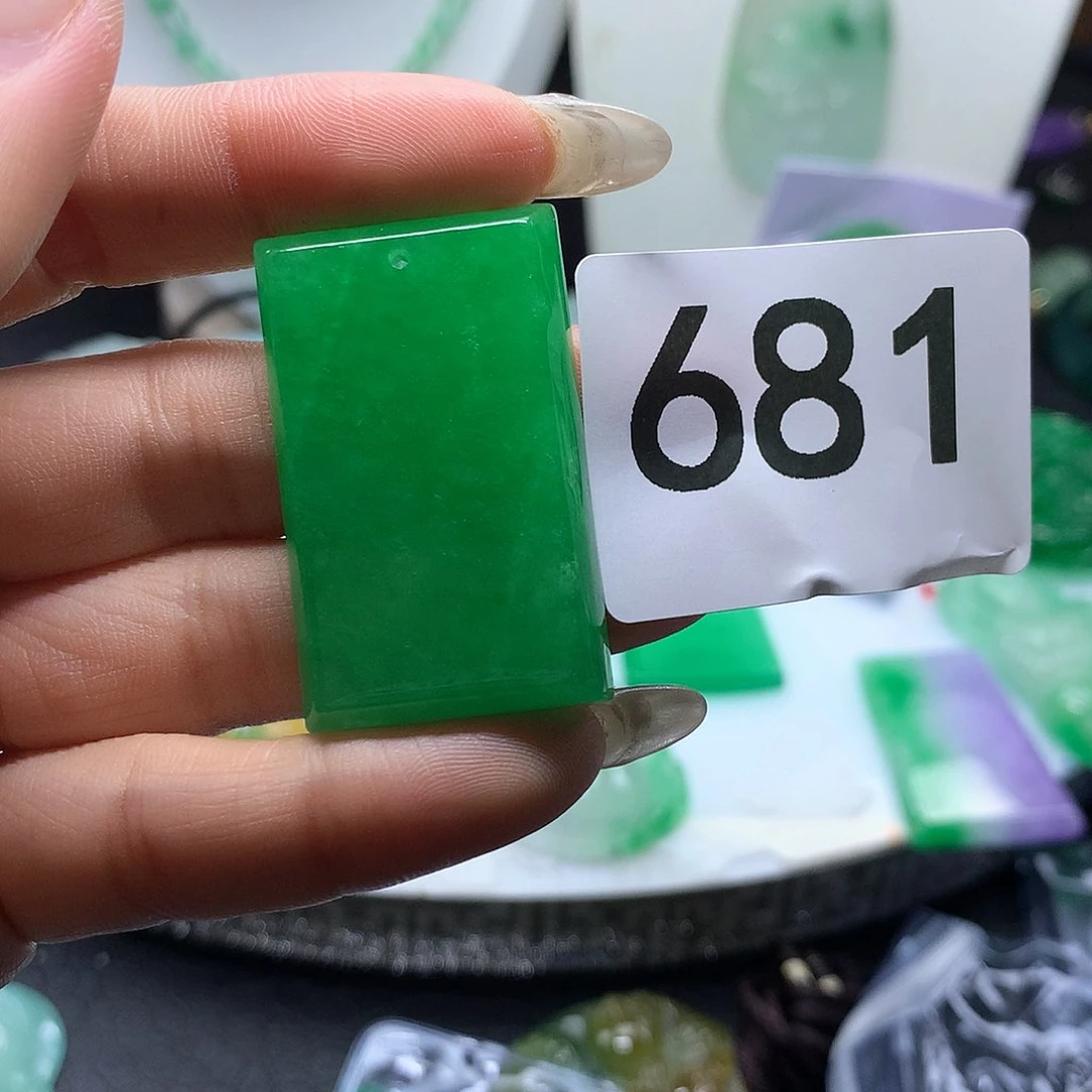 翡翠吊坠(赠链)未镶嵌