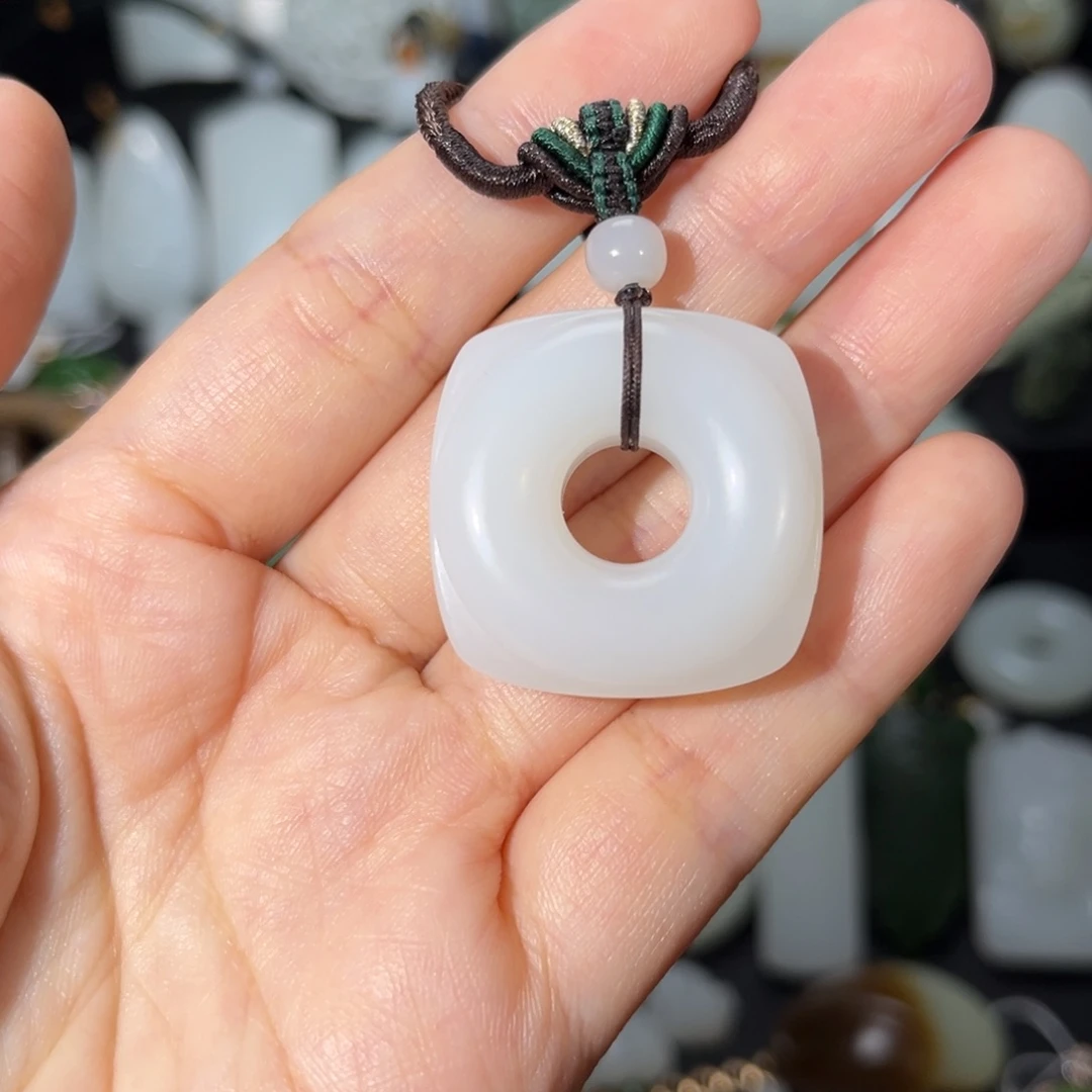 吊坠(赠链)未镶嵌和田玉