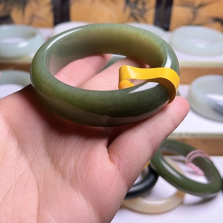 和田玉手镯未镶嵌迷***饼新疆且末豆沙绿58+微包容