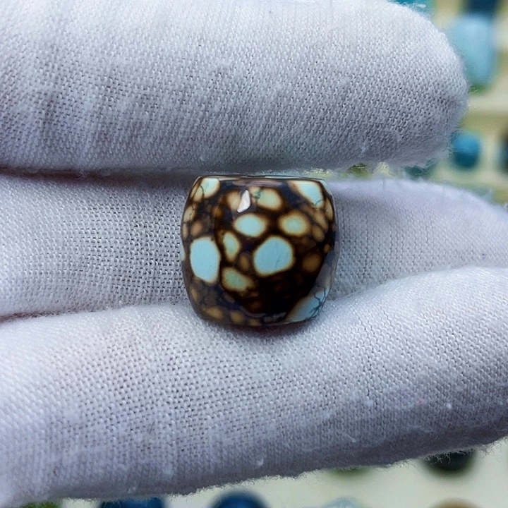 绿松石未镶嵌颈饰