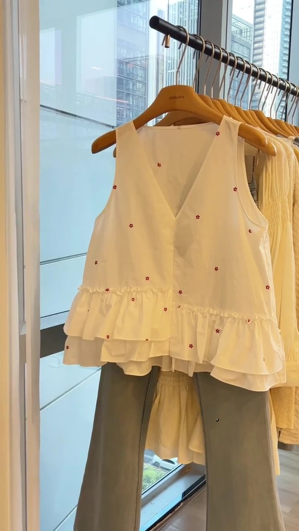 荷叶边v领碎花衬衫女2025年新款夏季慵懒风韩版宽松气质无袖上衣