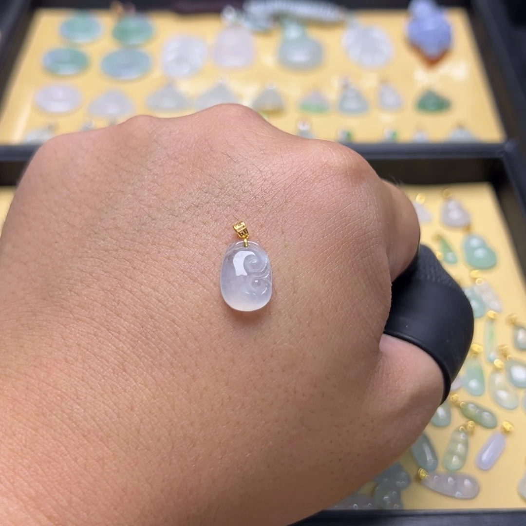 翡翠18K金镶嵌颈饰如意