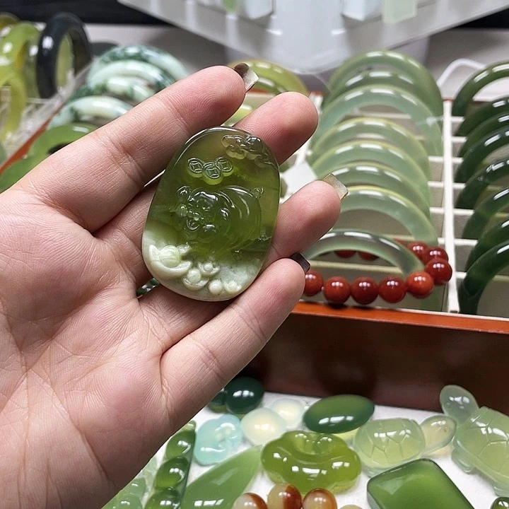 蛇纹石玉颈饰未镶嵌带***莹