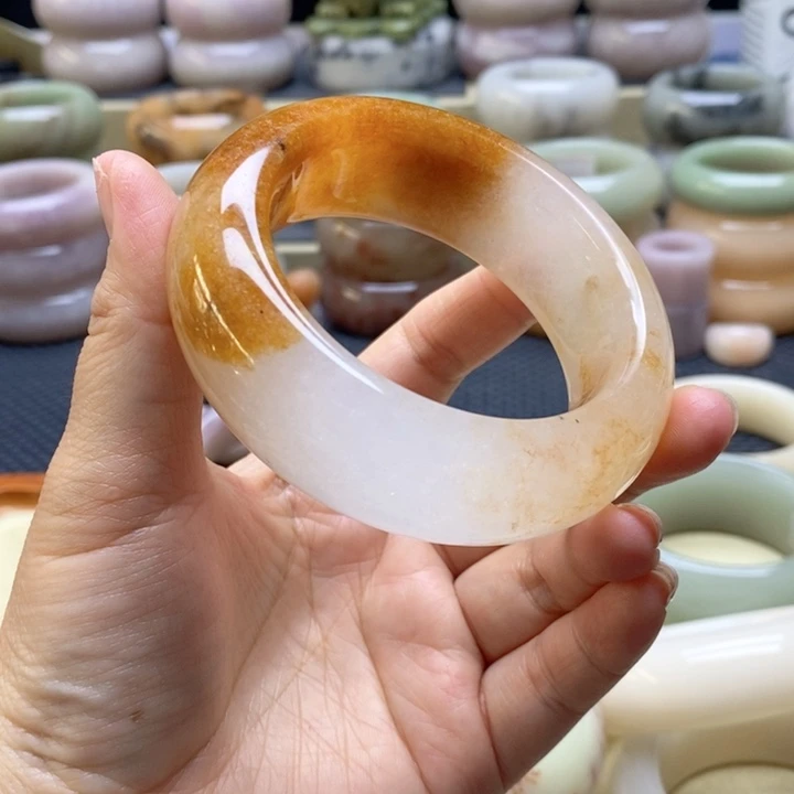 刘***里未镶嵌手镯石英岩玉