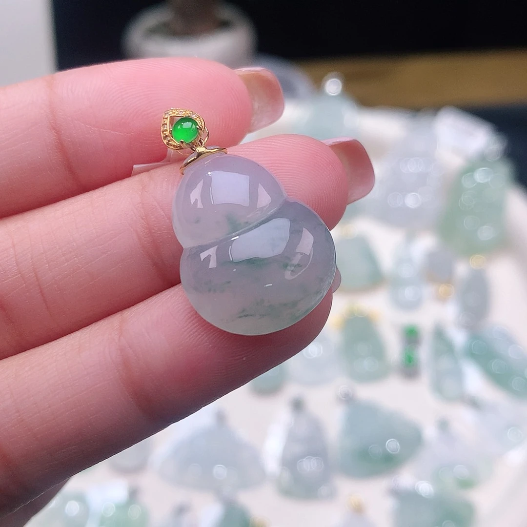 颈饰18K金镶嵌翡翠葫芦