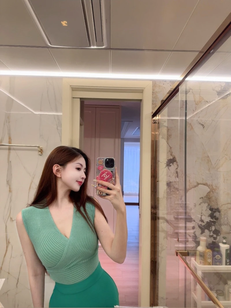 纯欲风辣妹性感V领针织背心女夏季新款修身显瘦内搭打底无袖上衣
