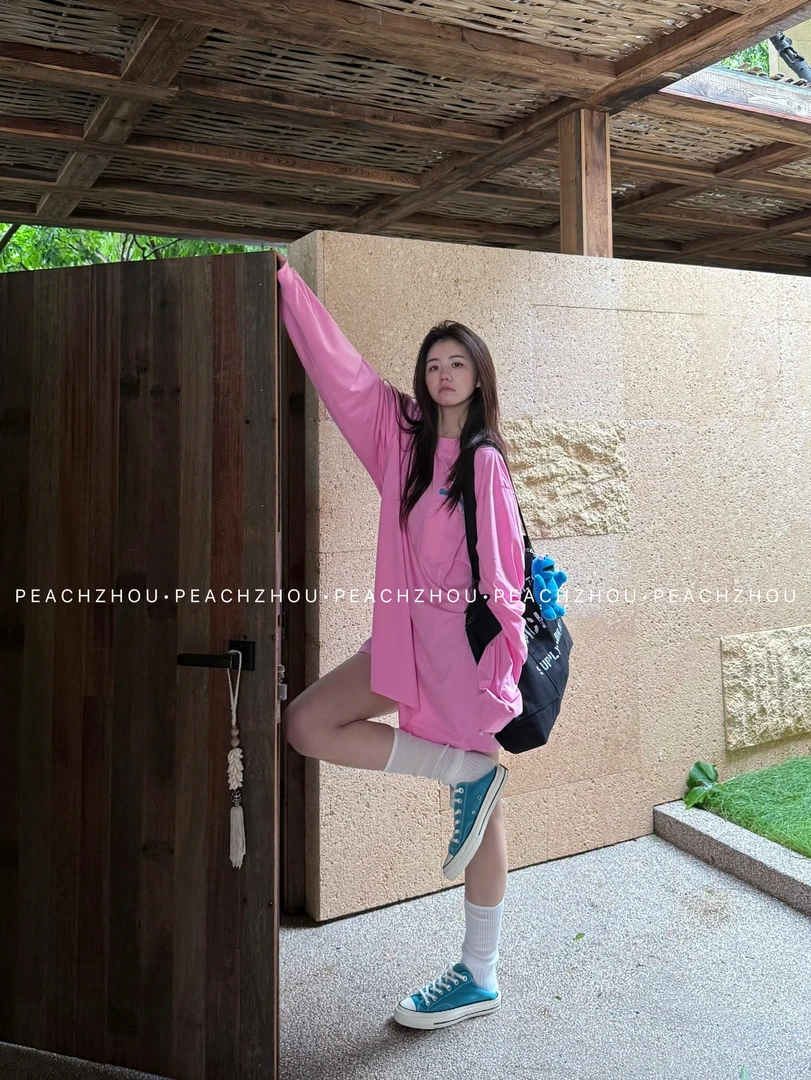 『PEACHZHOU』粉色卷轴梵文印花贴袋宽松圆领阔版长袖美式高街T恤