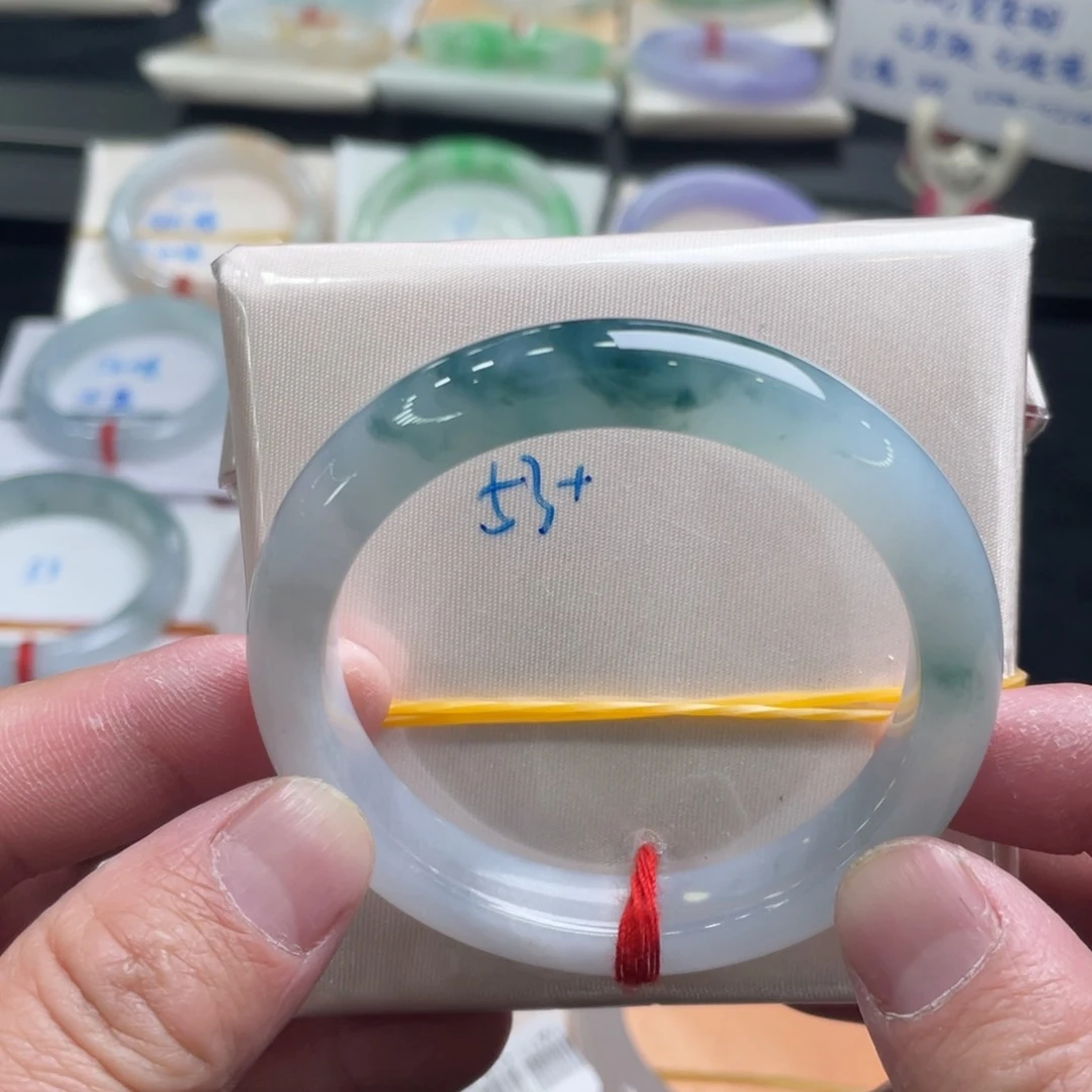 翡翠手镯未镶嵌翡翠手镯