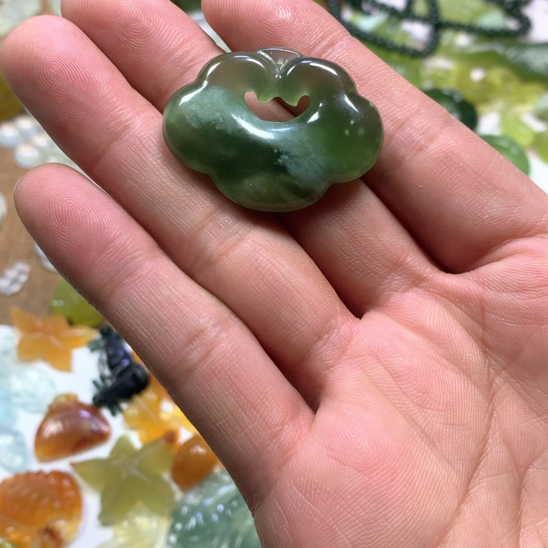 岫玉颈饰未镶嵌祥云