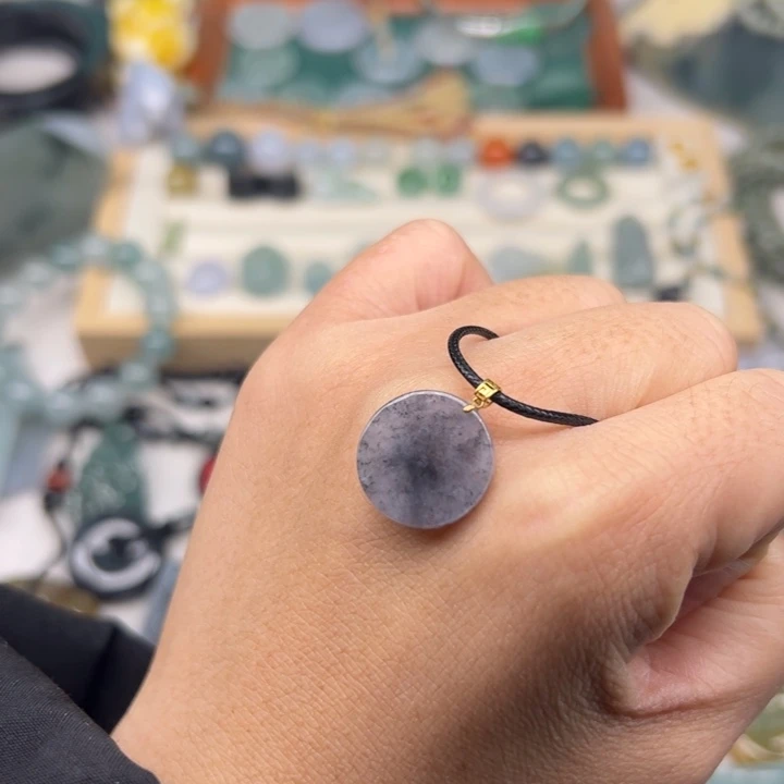 翡翠颈饰未镶嵌乌鸡小圆牌