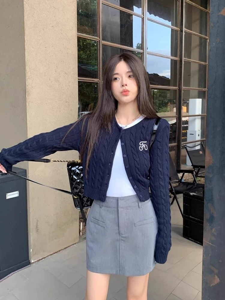 刺绣毛衣外套女秋冬季新款学院风外搭修身短款针织开衫上衣小香风