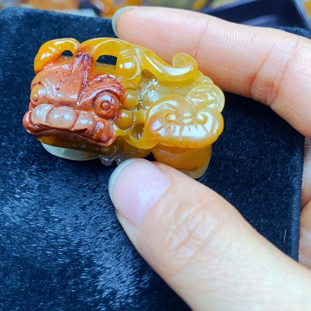 未镶嵌石英质玉（黄龙玉）颈饰