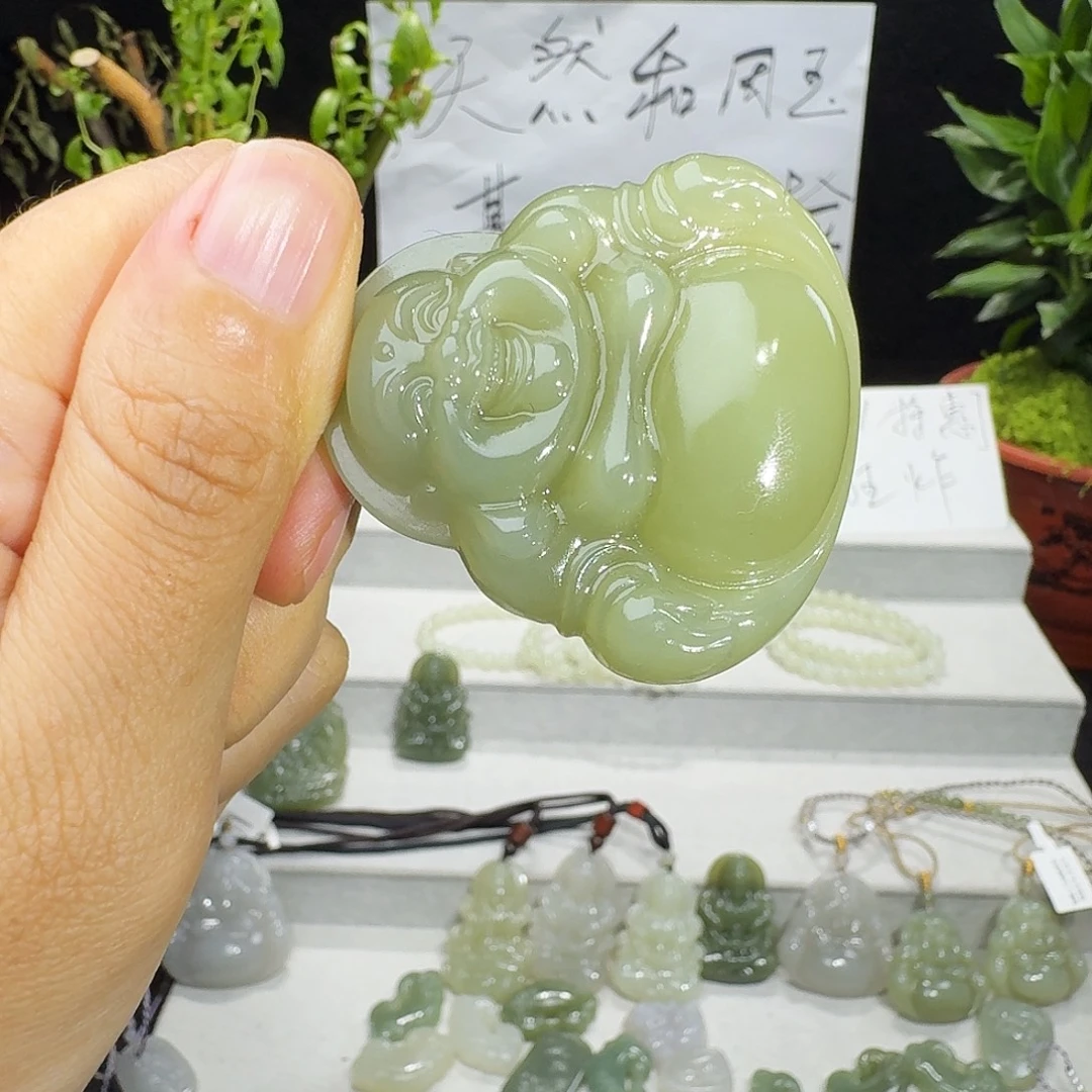 青***草和田玉未镶嵌颈饰