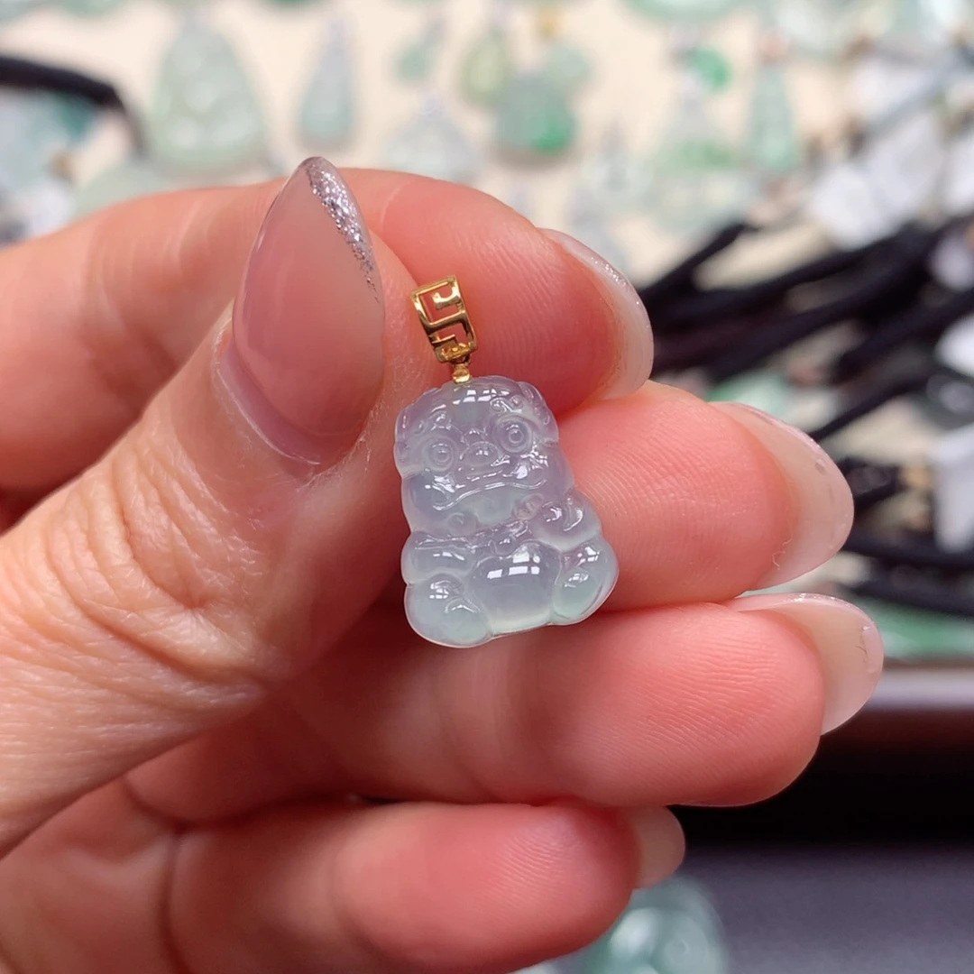 翡翠18K金镶嵌颈饰狮子