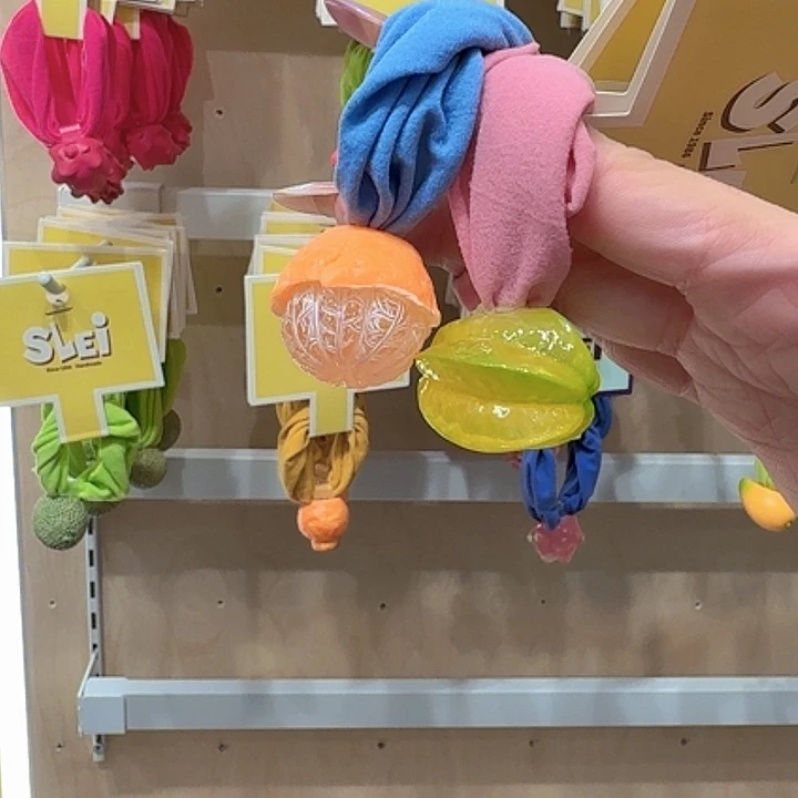 剥了皮橘子和杨桃面膜圈
