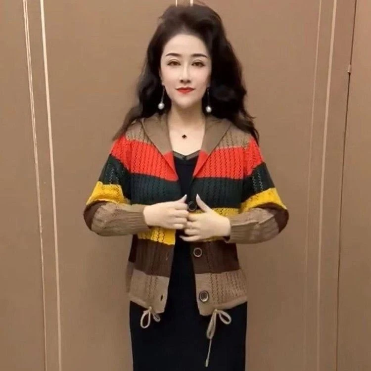 高档妈妈装连帽针织镂空外套春秋款时尚减龄显瘦彩虹条纹开衫毛衣