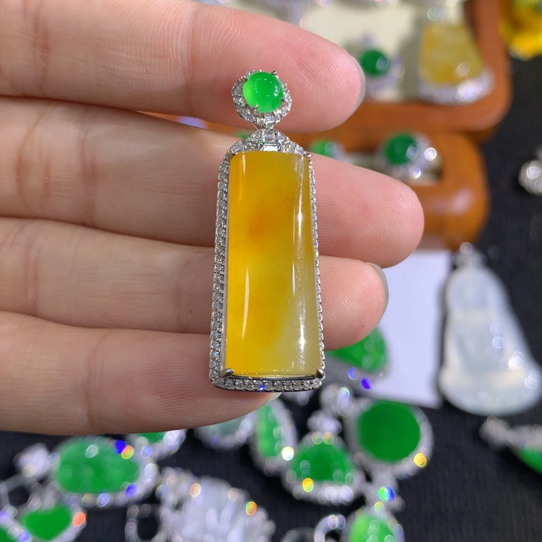 【闪购商品】颈饰18K金镶嵌翡翠