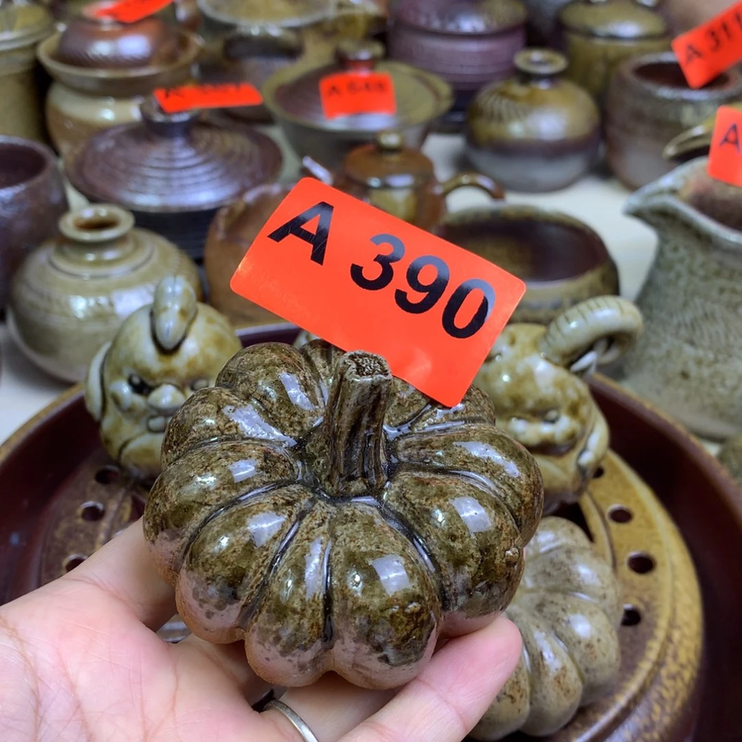 ?****锅盖置南瓜一物一拍
