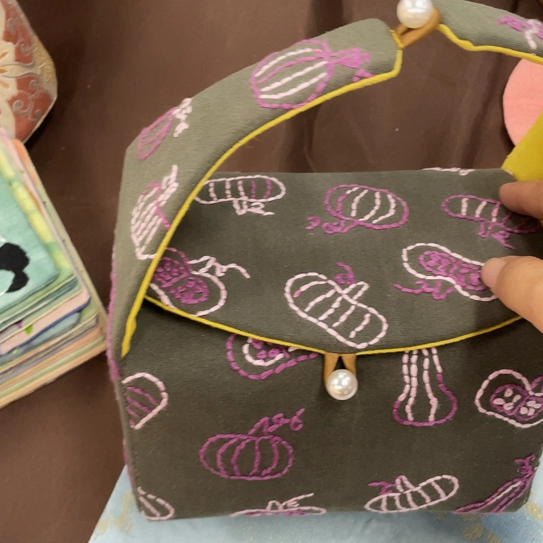 搪瓷杯子里还有好多东西