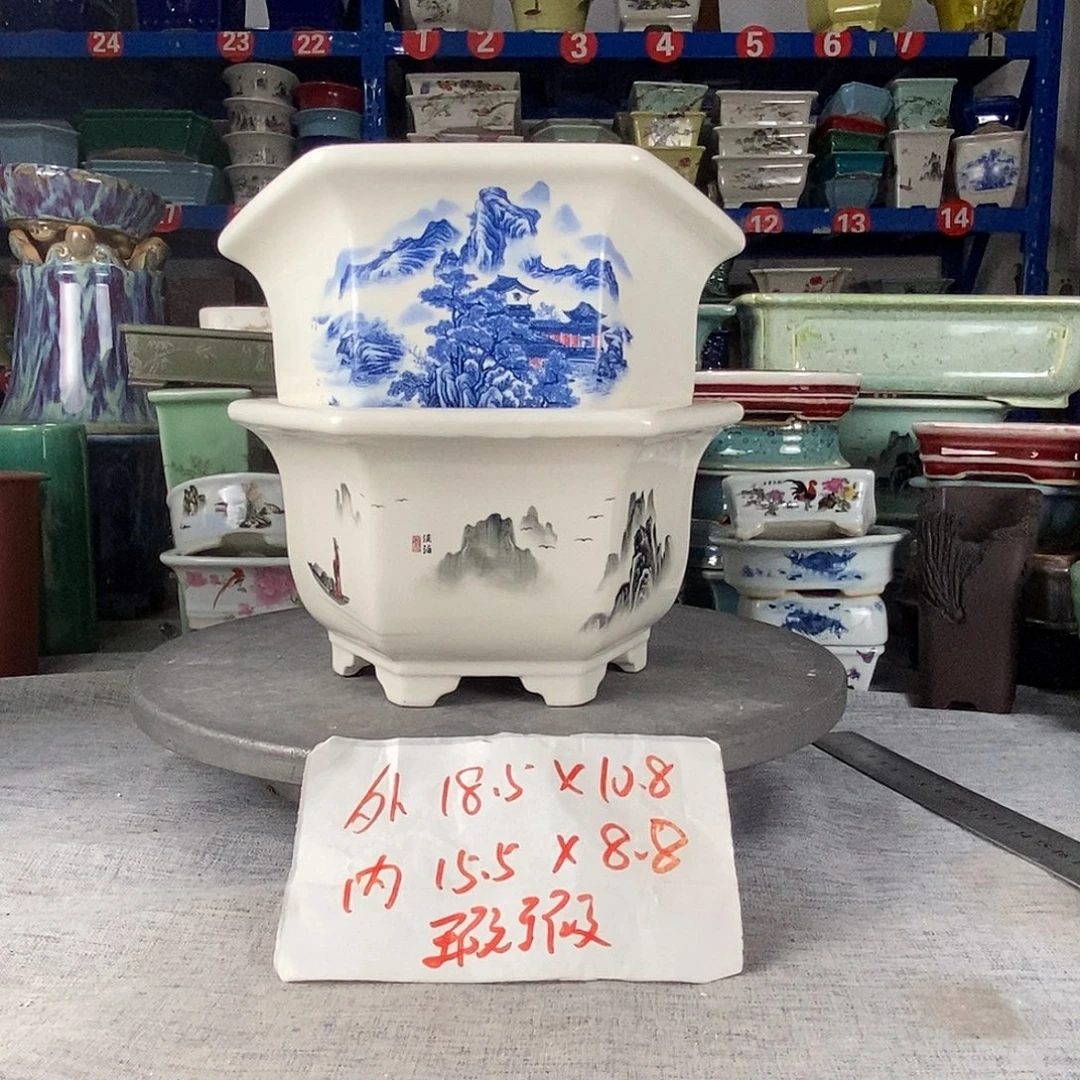 两只六方瑕疵花盆