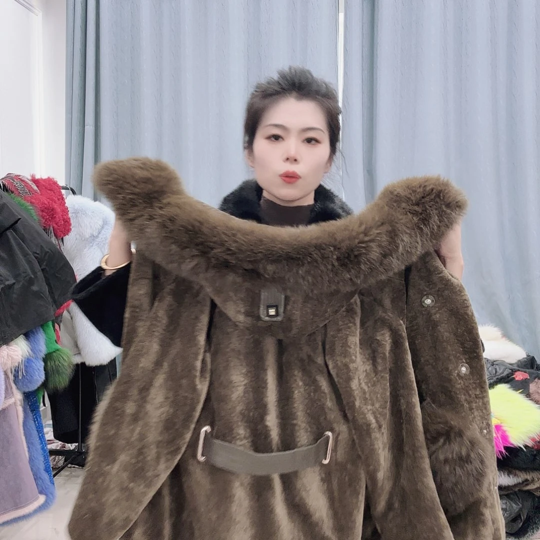 皮草搭配黑色西装和