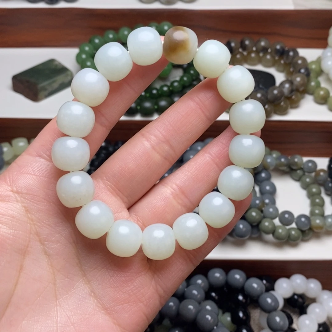 M***W和田玉未镶嵌手串