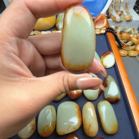 和田玉颈饰未镶嵌开***蛋