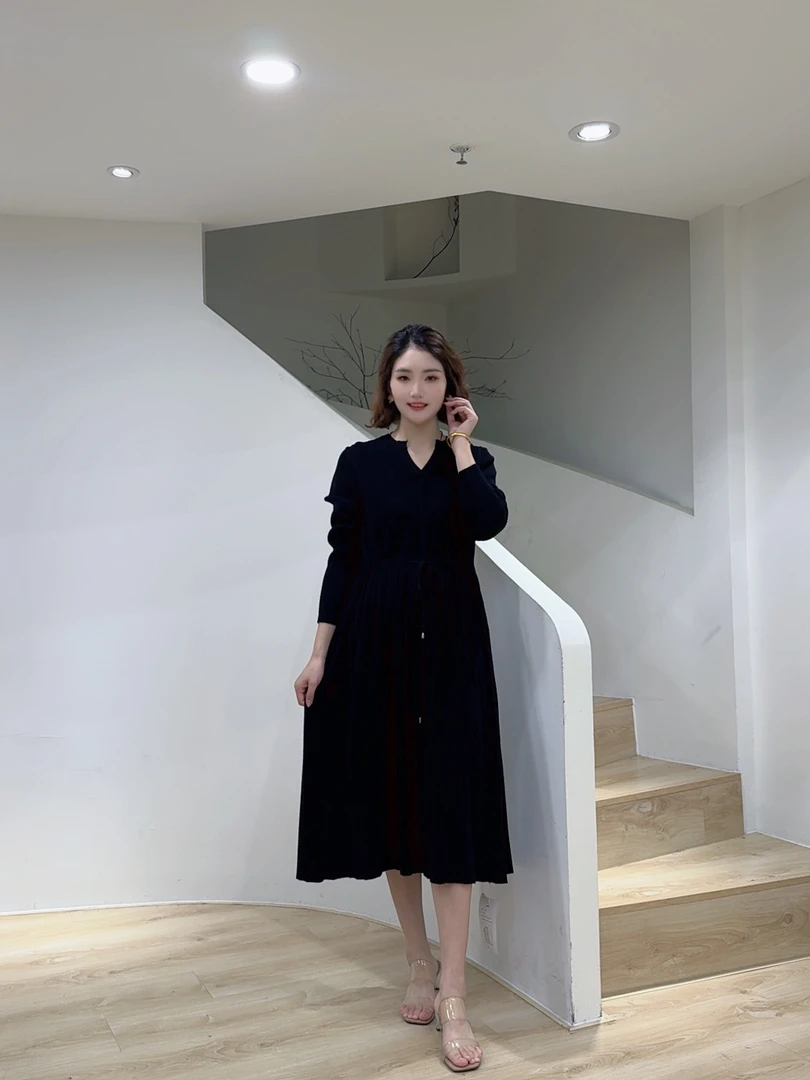 22 秋冬百搭显瘦针织V领连衣裙