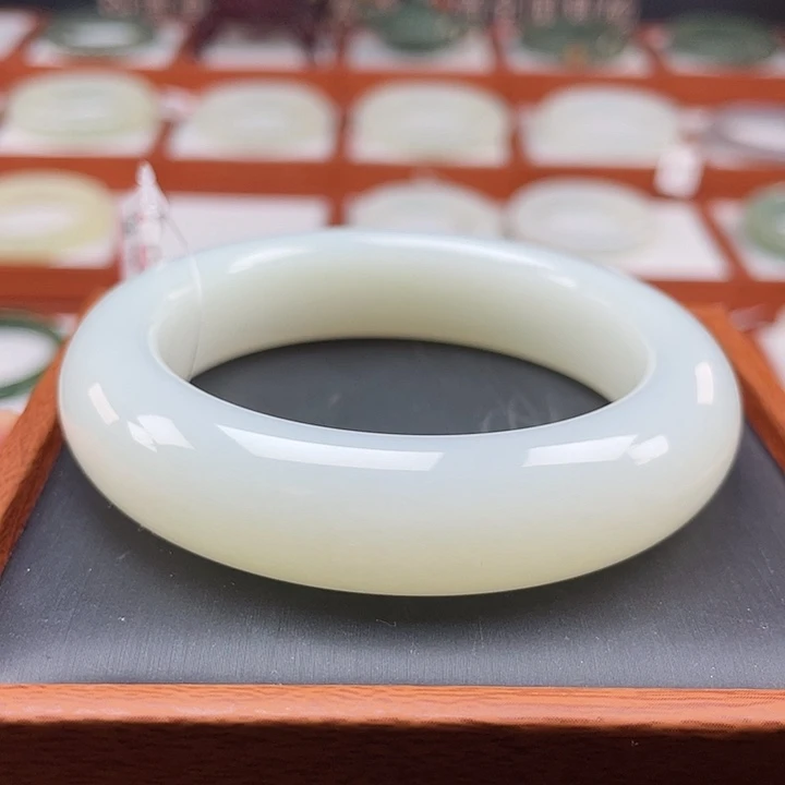 和田玉手镯未镶嵌羊脂级别