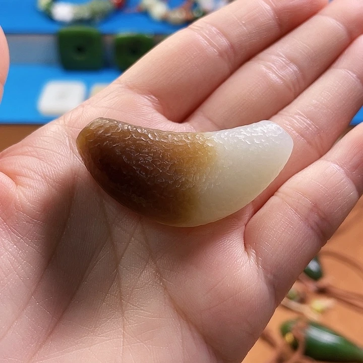 ****僧和田玉未镶嵌颈饰