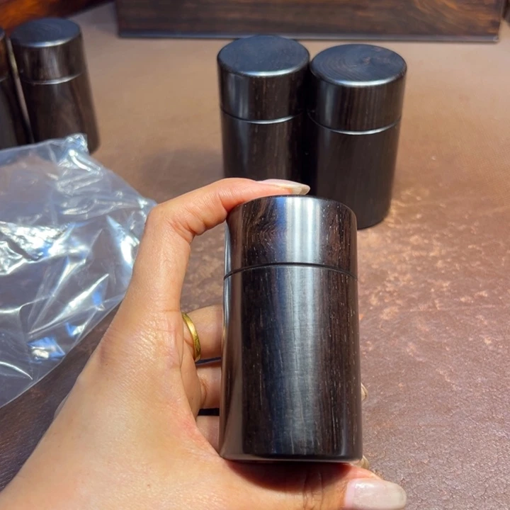 我***康紫光檀牙签罐。