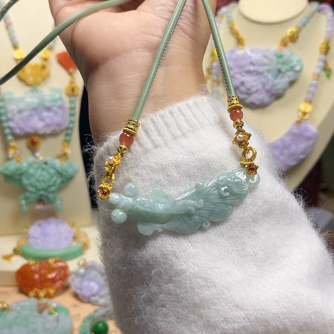 翡翠颈饰未镶嵌锦鲤