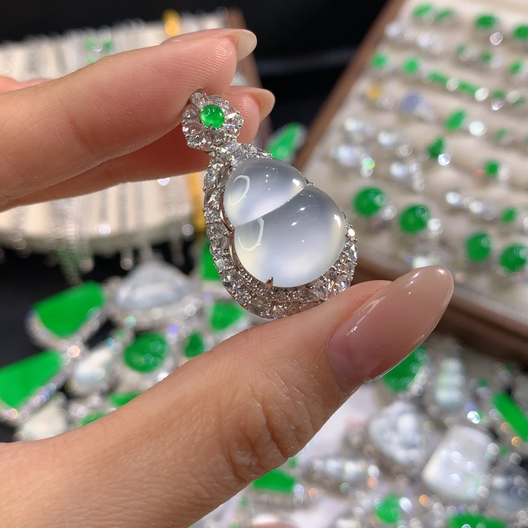 翡翠18K金镶嵌颈饰葫芦