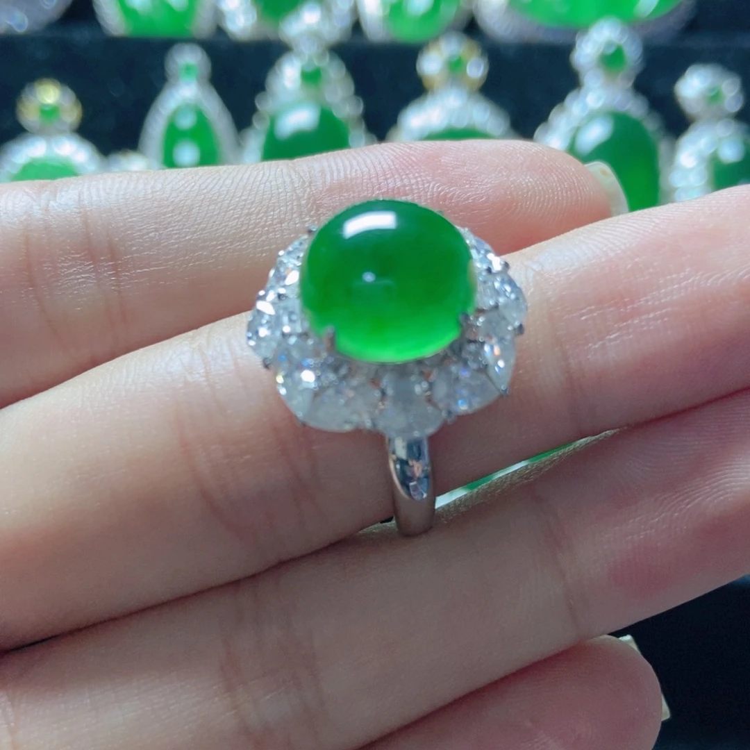 颈饰18K金镶嵌翡翠18。