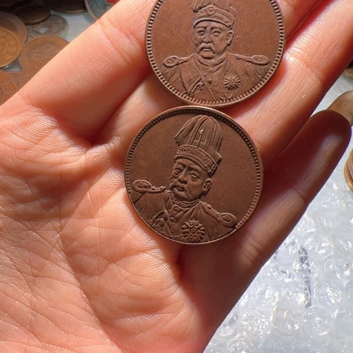 静***组两个铜币工艺品摆件