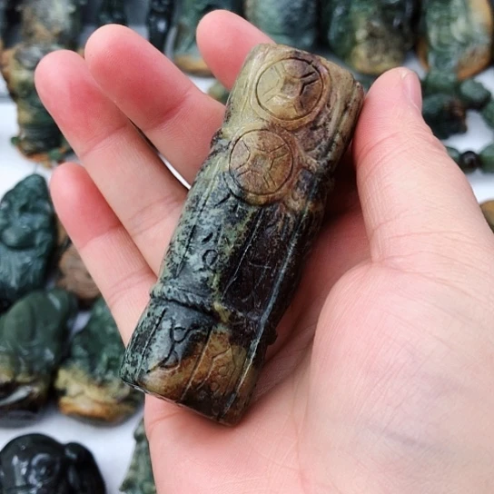 未镶嵌岫岩河磨玉（透闪石质玉）把件