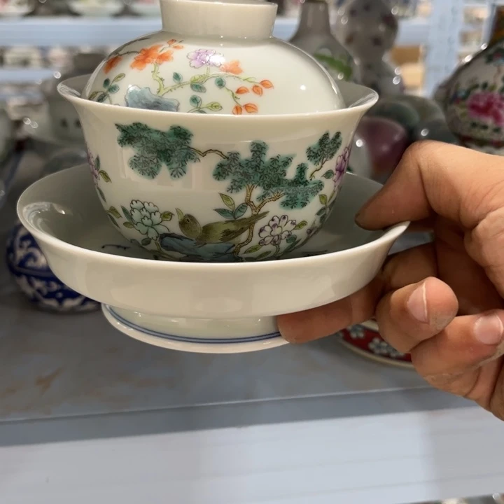 摆件摆件箱内还有一些金属或铜