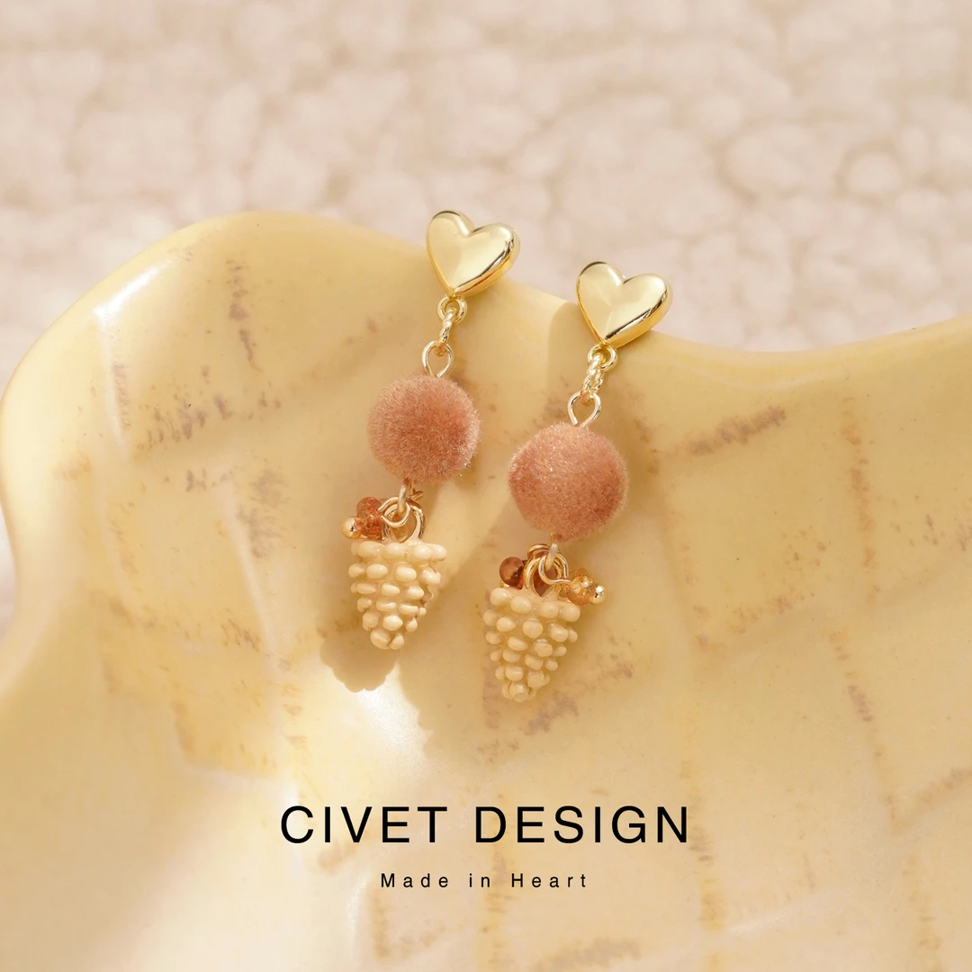 合金树脂耳饰 新款原创奶油松果耳钉耳环秋冬可爱毛球少女学生