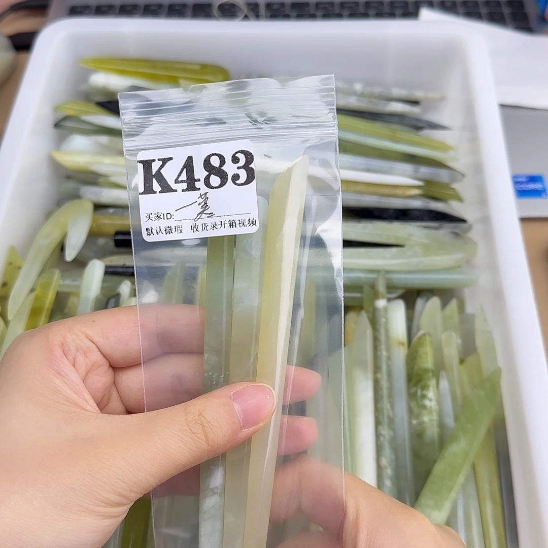 一***歌蛇纹石玉合金发饰