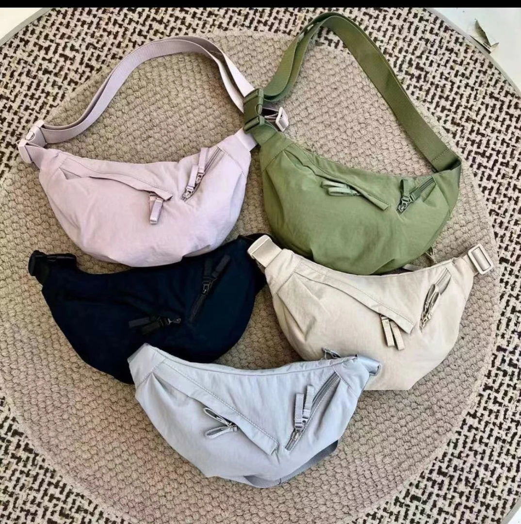 日系休闲斜挎包女运动风饺子包轻便百搭胸包牛角包通勤单肩小挎包