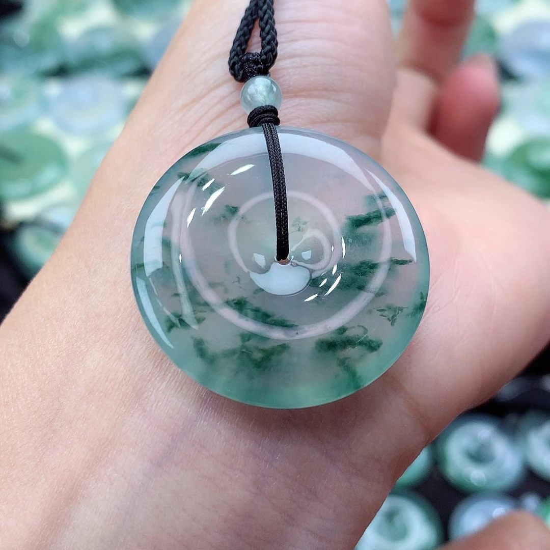 翡翠未镶嵌颈饰编号64。尺寸31.2-5.8