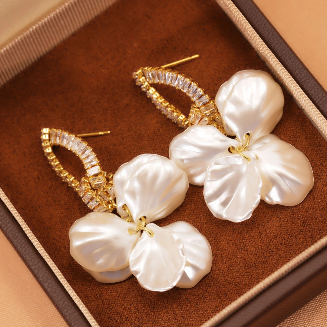 铜合金合成锆石耳饰 法式白花大耳环女时尚气质高级感轻奢耳钉ins