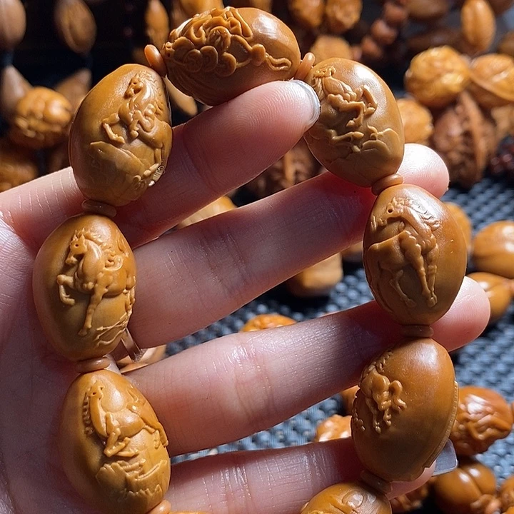 吊坠橄榄核八骏图