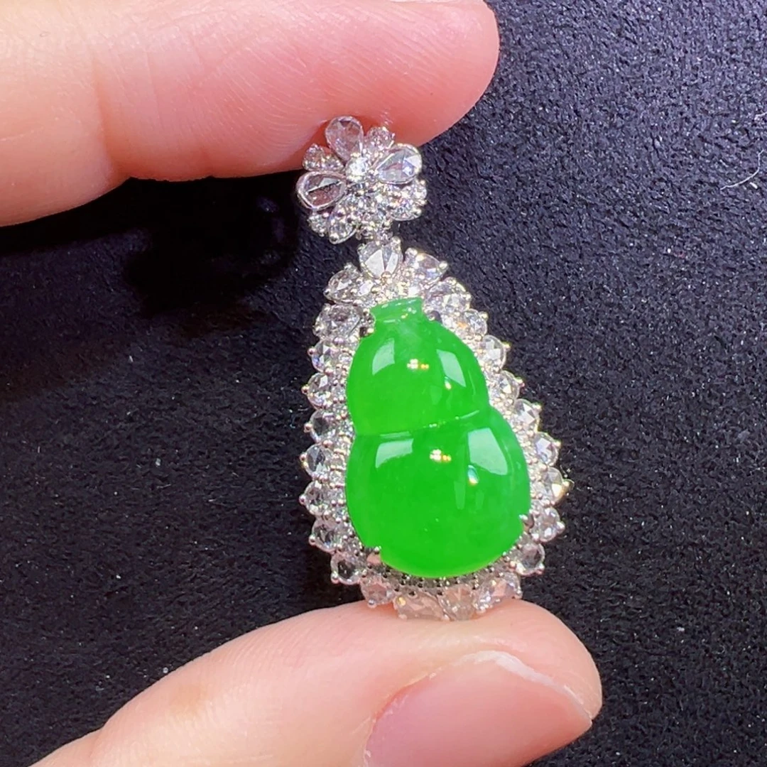 大***头翡翠18K金镶嵌颈饰吊坠