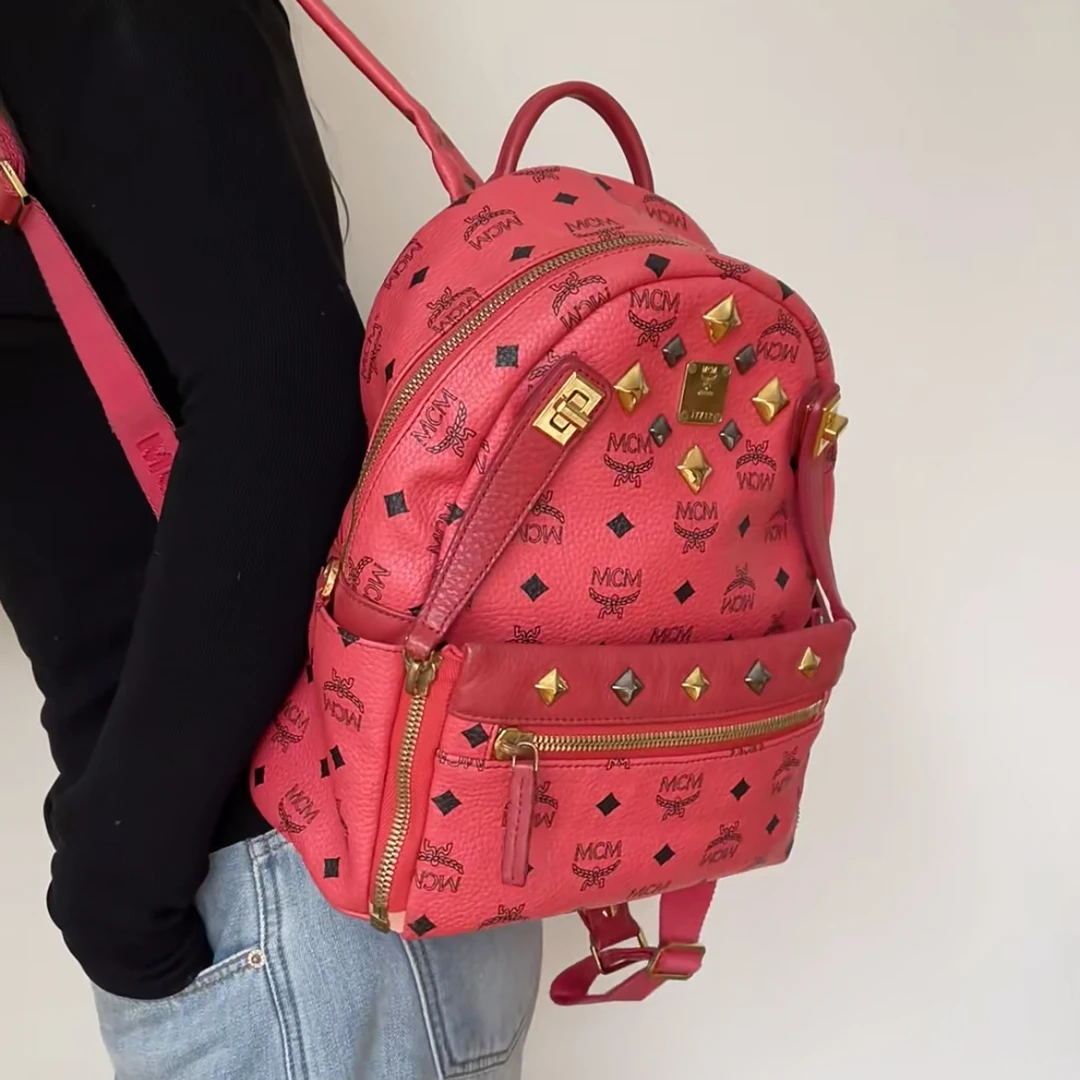 95新 MCM XM/草莓红休闲满印老花小号双肩包/SD09618031