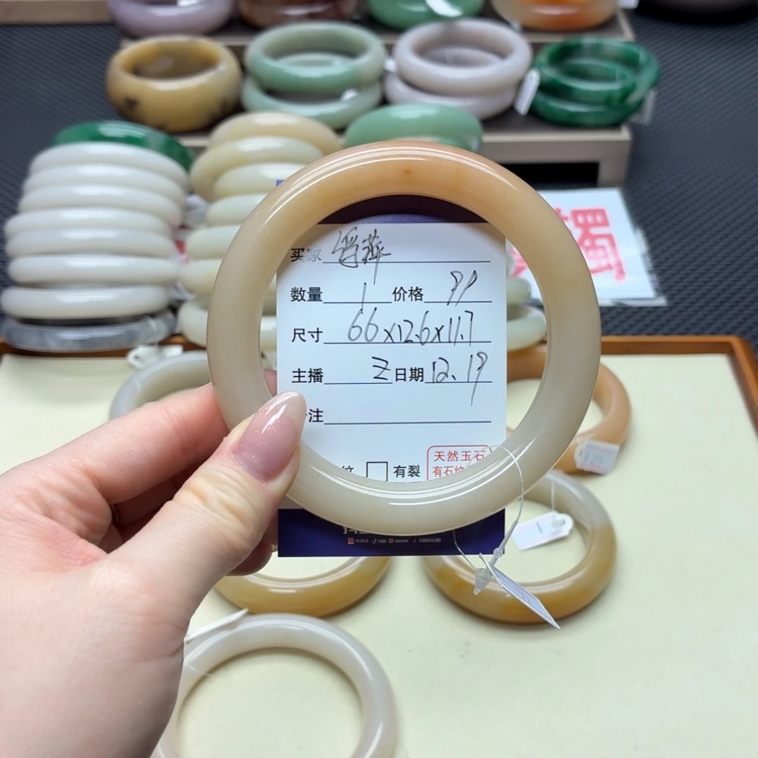 浮***萍石英质玉未镶嵌手镯