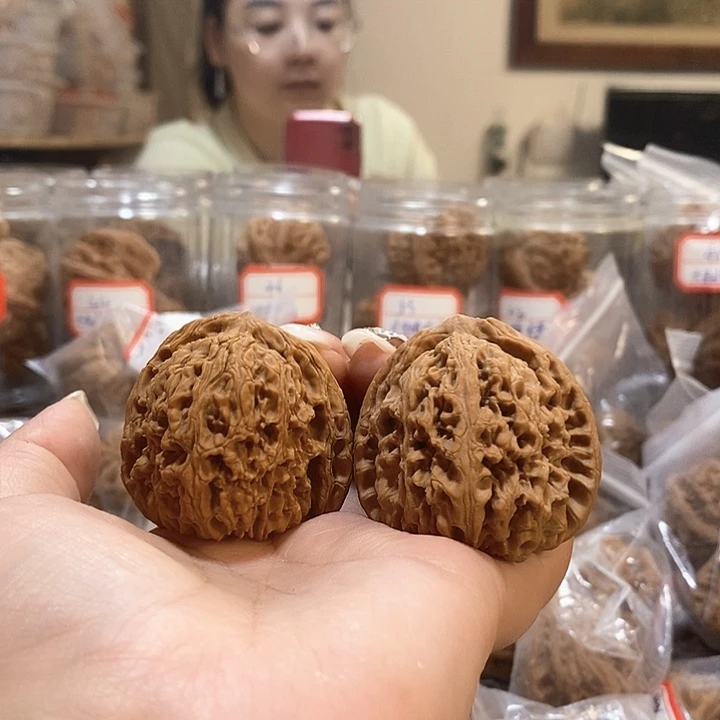 文玩核桃吊坠宋*k南疆石有色差打底