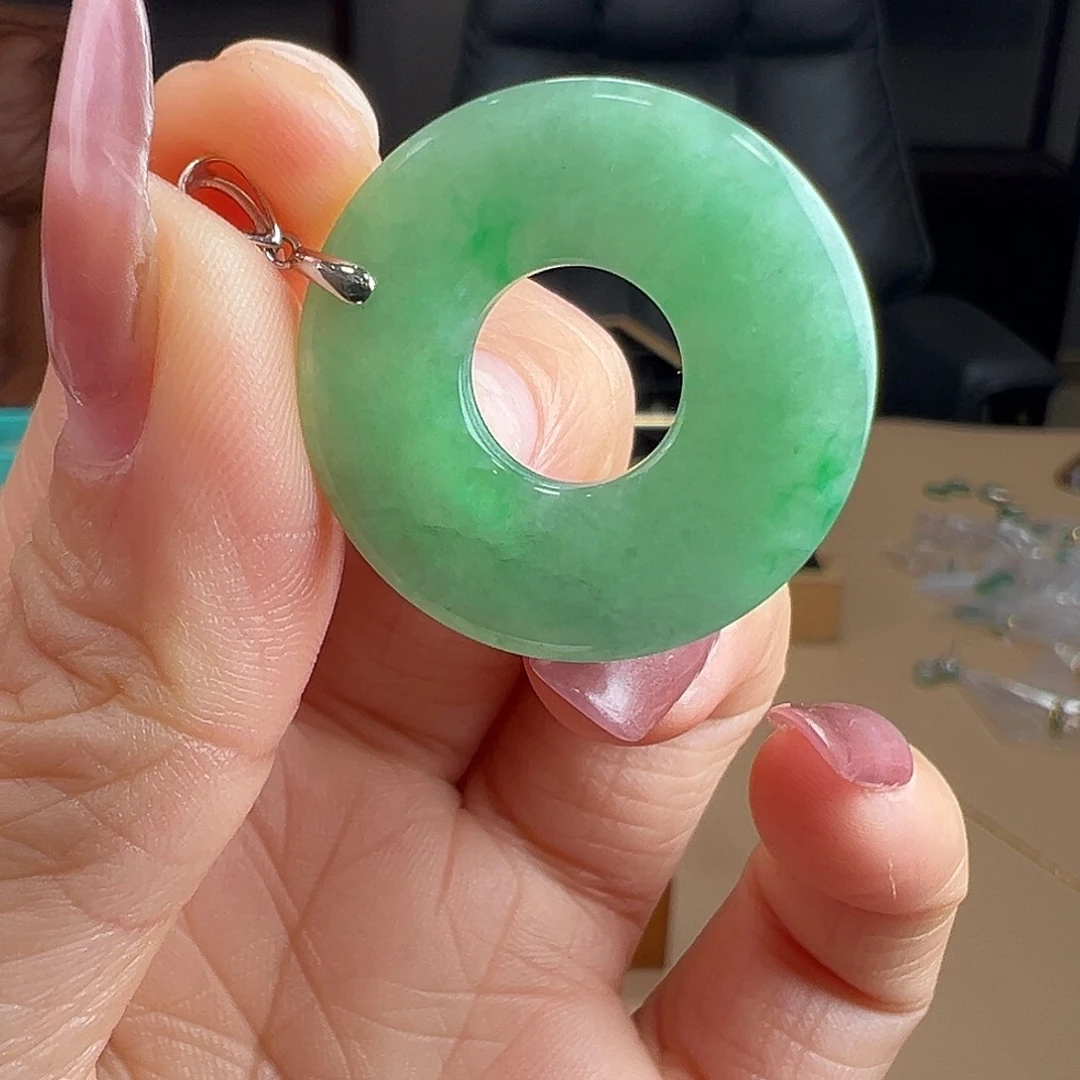 翡翠18K金镶嵌颈饰吊坠